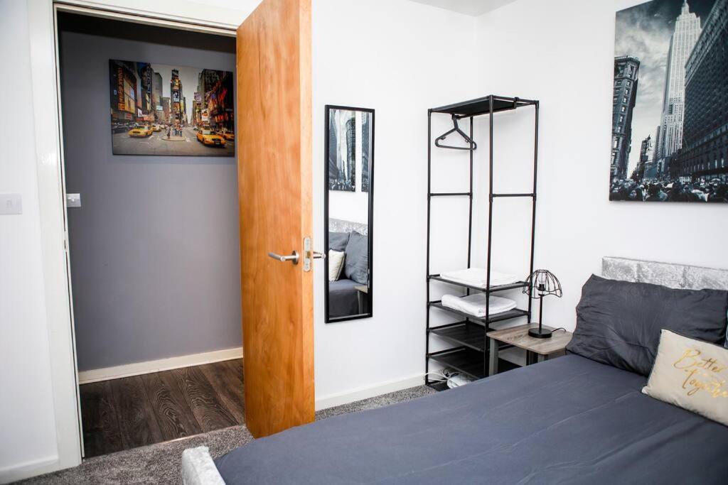 Stylish Two-Bedroom Salford Quays Apartment Manchester Eksteriør billede
