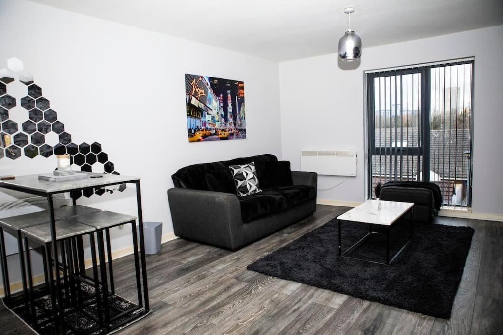 Stylish Two-Bedroom Salford Quays Apartment Manchester Eksteriør billede