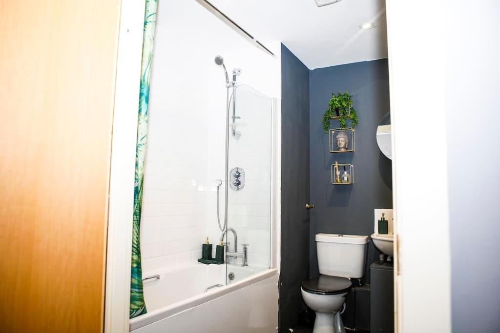 Stylish Two-Bedroom Salford Quays Apartment Manchester Eksteriør billede