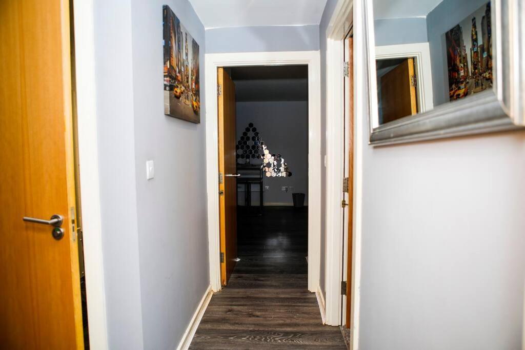 Stylish Two-Bedroom Salford Quays Apartment Manchester Eksteriør billede