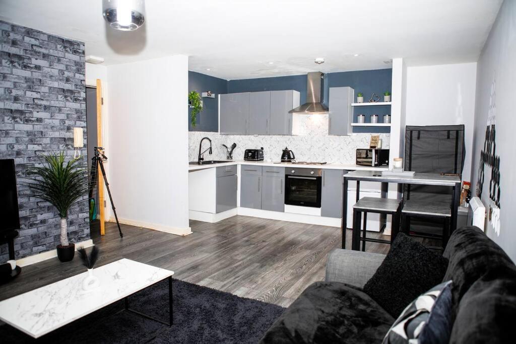 Stylish Two-Bedroom Salford Quays Apartment Manchester Eksteriør billede
