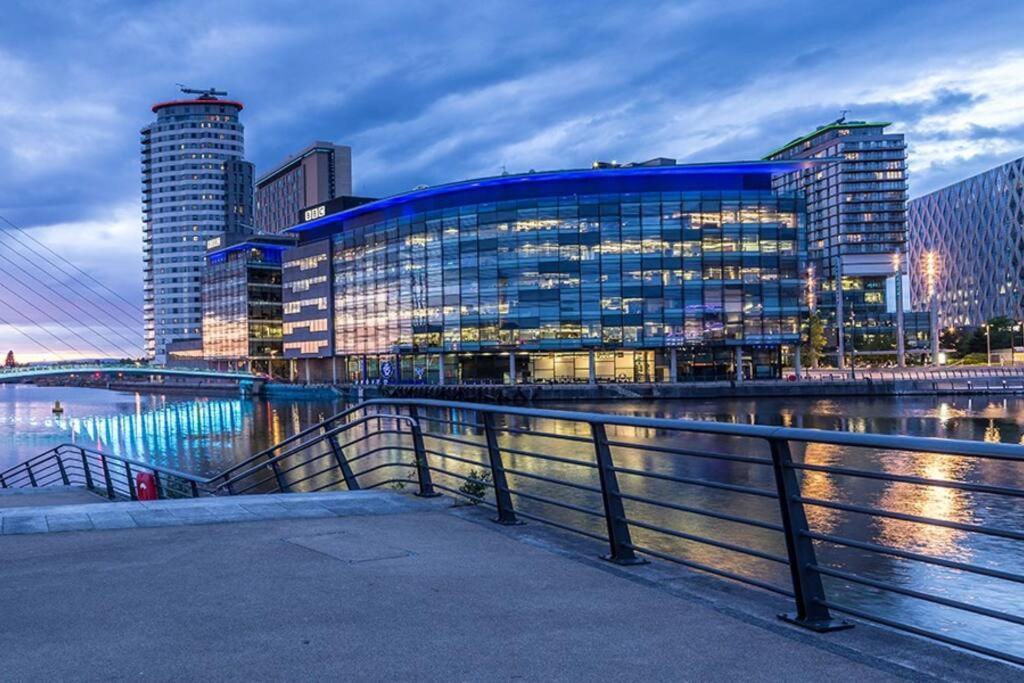 Stylish Two-Bedroom Salford Quays Apartment Manchester Eksteriør billede