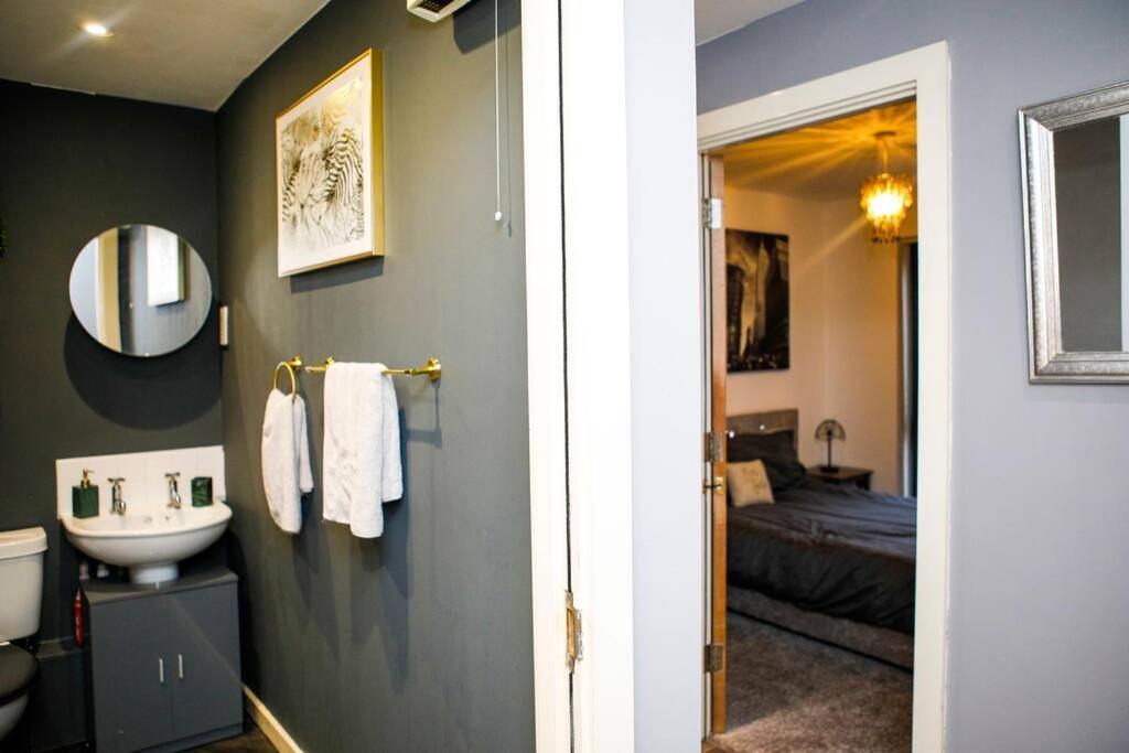 Stylish Two-Bedroom Salford Quays Apartment Manchester Eksteriør billede