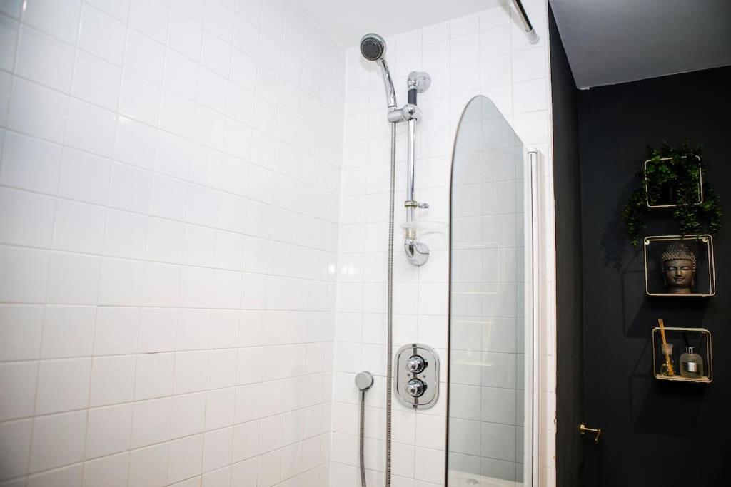 Stylish Two-Bedroom Salford Quays Apartment Manchester Eksteriør billede