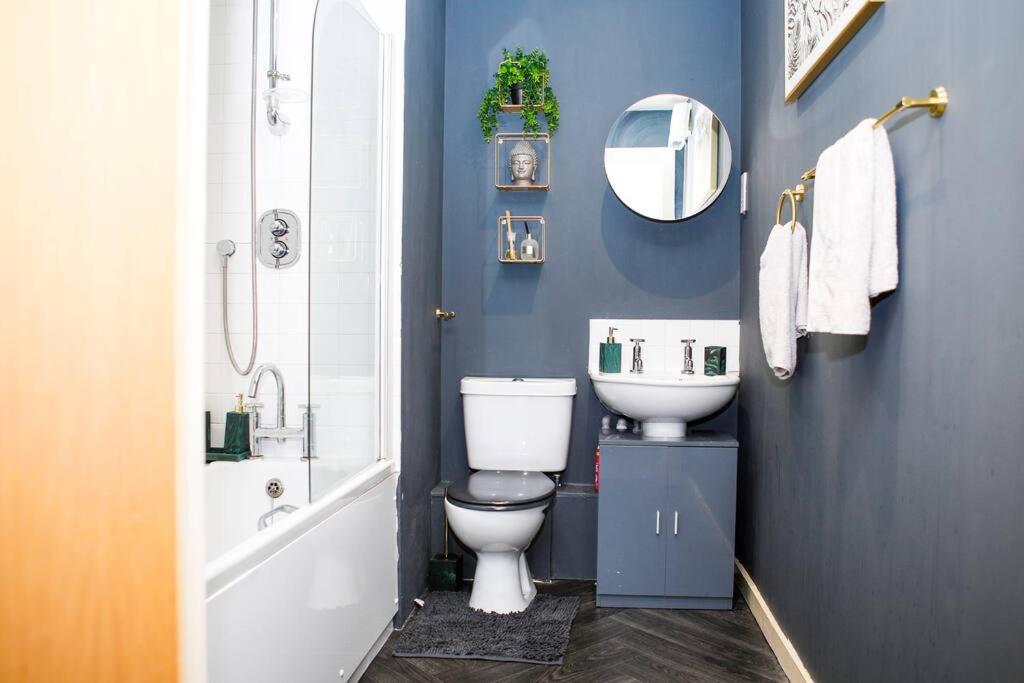 Stylish Two-Bedroom Salford Quays Apartment Manchester Eksteriør billede